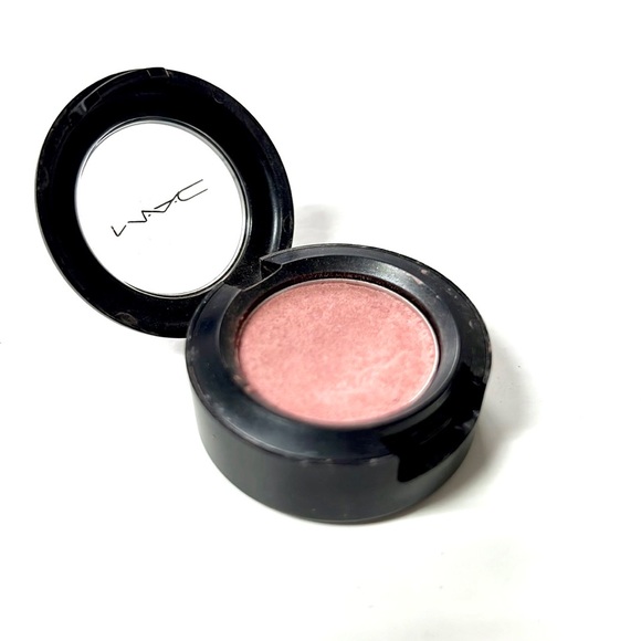 MAC eyeshadow Girlie satin - Picture 3 of 5